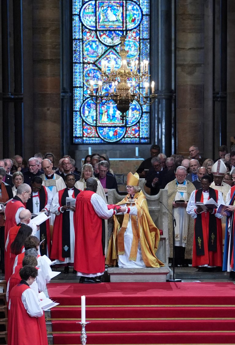Anglikáni majú prvú arcibiskupku, Mullallyová prevzala úrad