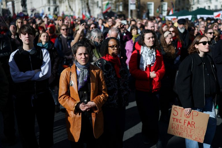 Reform UK vedie prieskumy, Londýn reaguje protestom