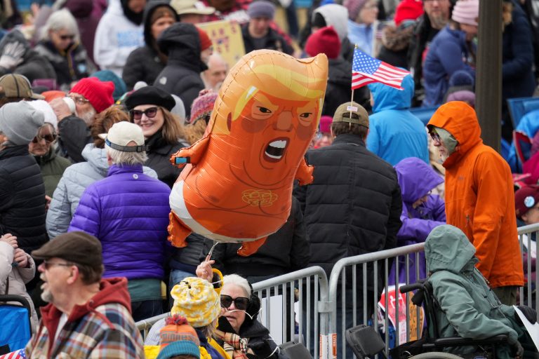 Trumpova popularita klesá, ulice zaplnili tisíce nespokojných