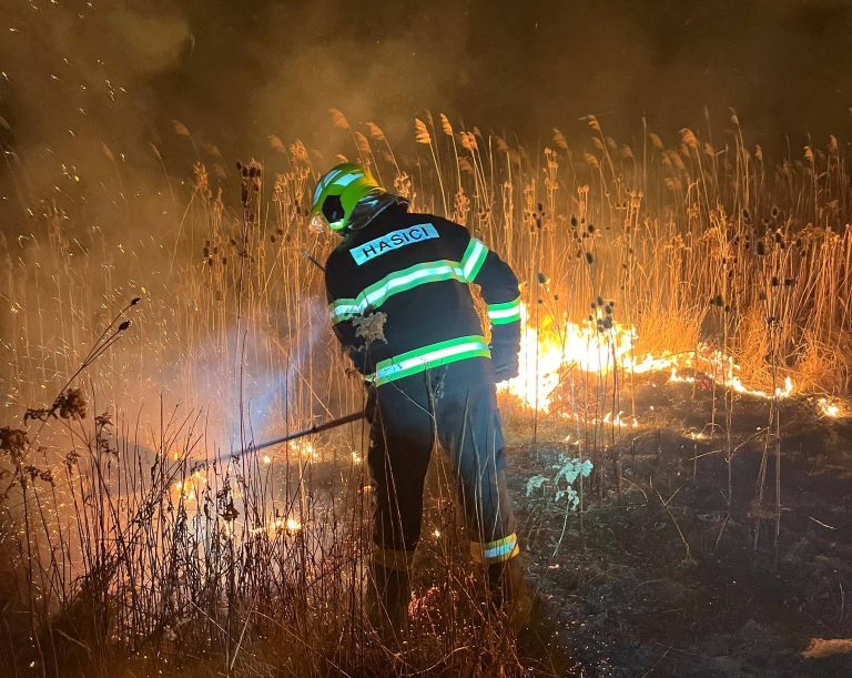 Hasiči evidujú za dva mesiace 28 požiarov z vypaľovania tráv
