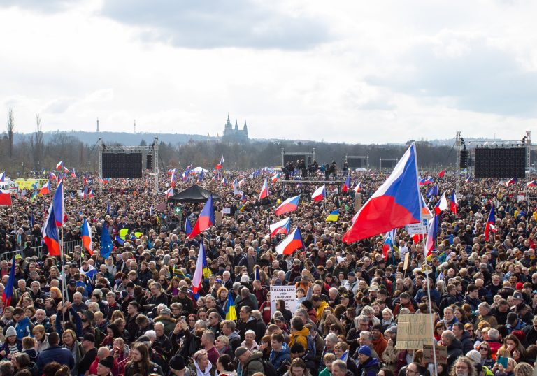 Desaťtisíce ľudí v Prahe protestujú proti Babišovi