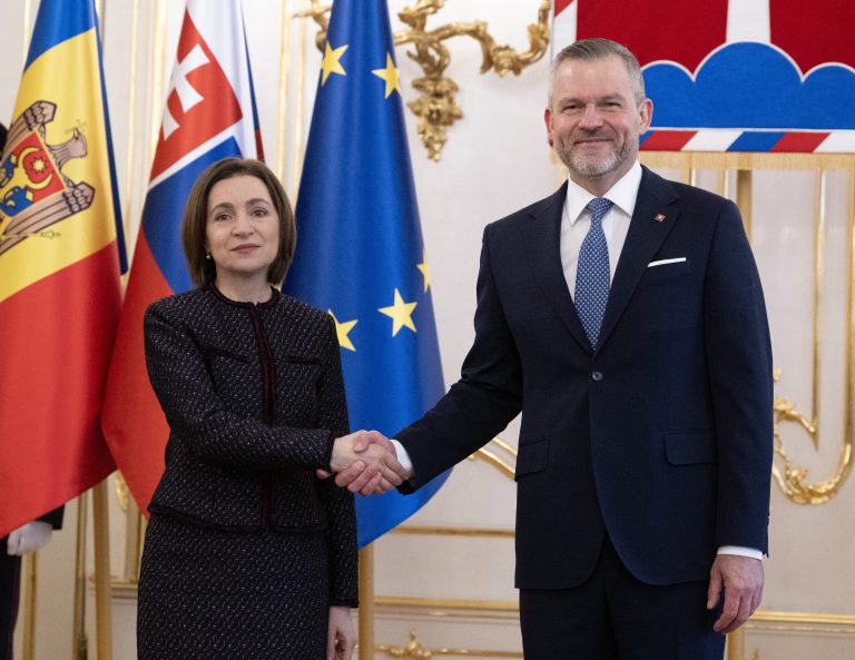 Prezident SR Peter Pellegrini (vpravo) a prezidentka Moldavska Maia Sanduová (vľavo). Foto: Pavel Neubauer/TASR