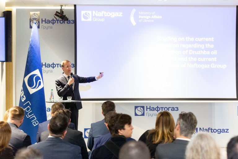 Ukrajina ukázala diplomatom materiály o útokoch na Družbu