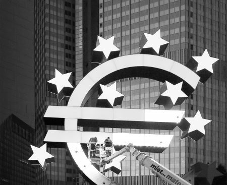 Maďarsku stále zadržiava Brusel miliardy. Slovensku chcel eurofondy stopnúť Merz