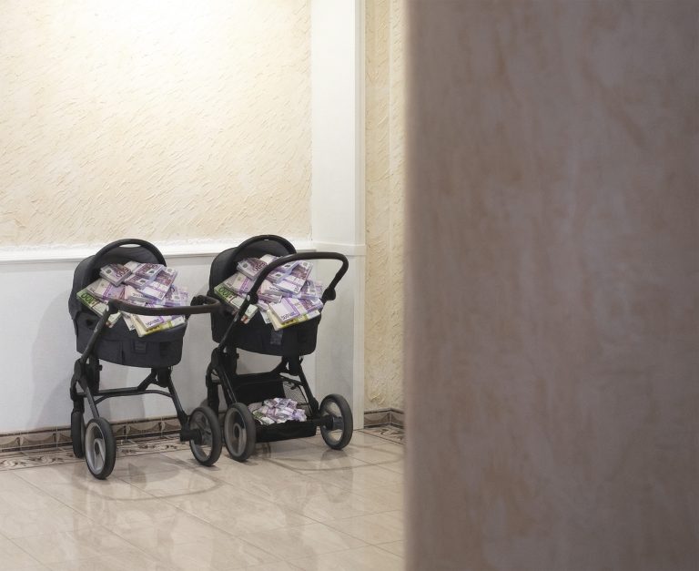 Náhradné materstvo mení túžbu po dieťati na biznis, v ktorom sa telá, čas a bolesť stávajú tovarom. Foto: Anastasia Vlasova/Getty Images  