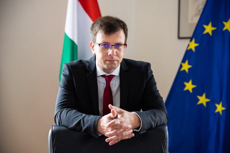 Maďarský minister: Ak EÚ vezme peniaze nám, mala by aj Poľsku