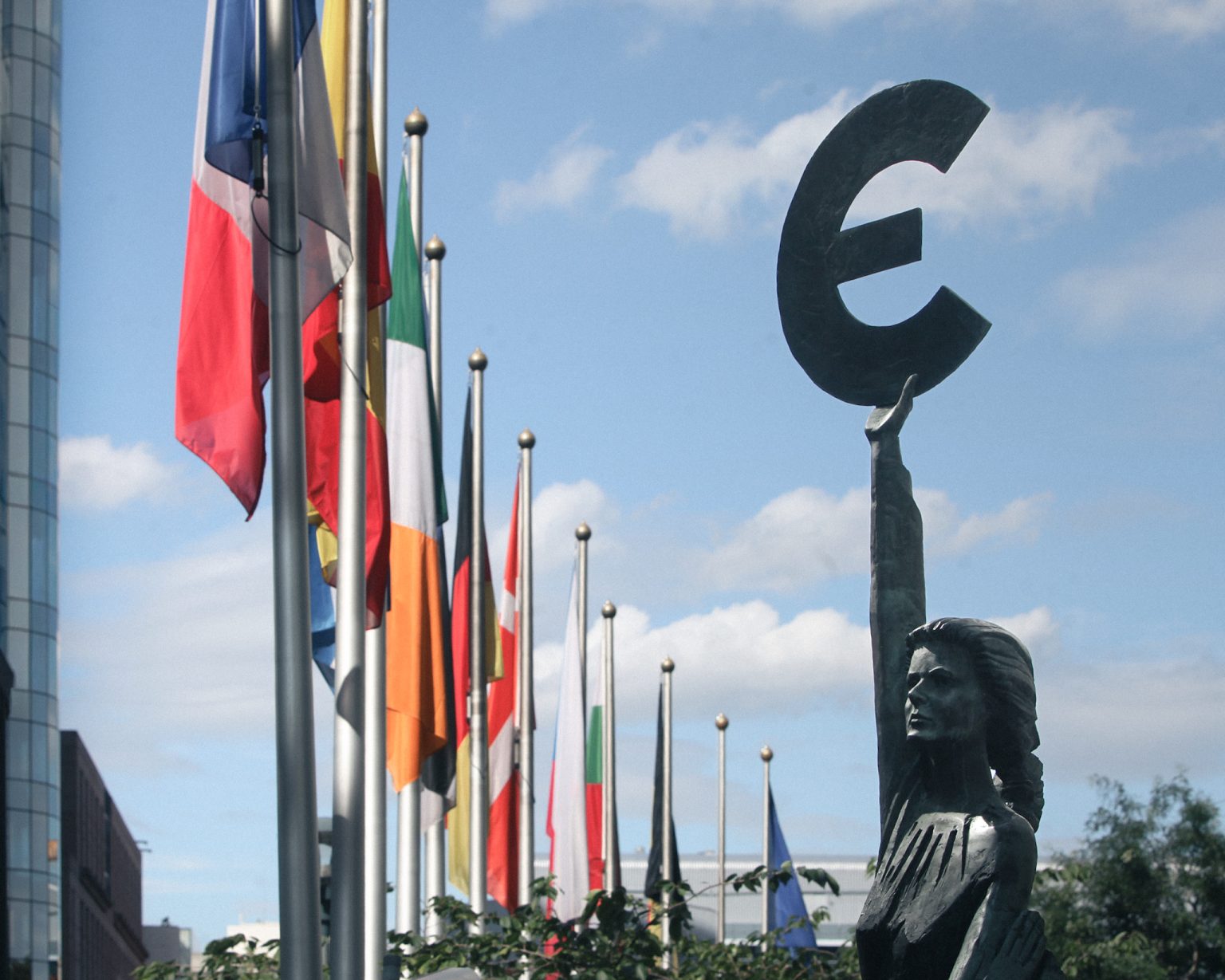 Pred budovou Európskeho parlamentu stojí socha držiaca symbol eura, spoločnej európskej meny. Foto: Mark Renders/Getty Images