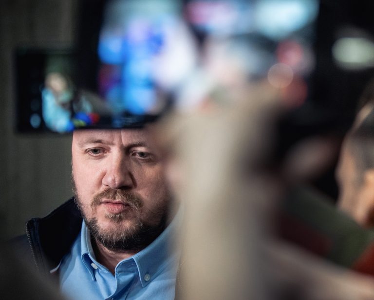 Ján Čurilla odpovedá na otázky po ukočnení pojednávania. Foto: Jozef Jakubčo/Petit Press/Profimedia