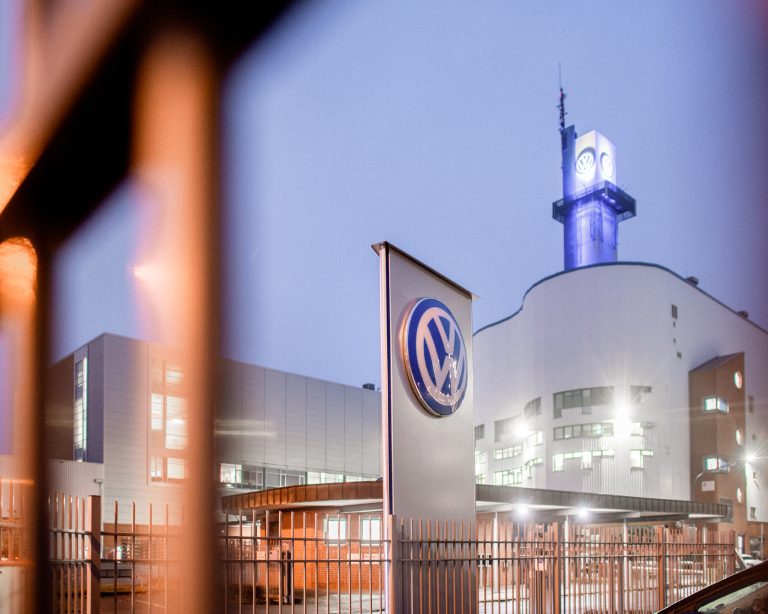 Závod Volkswagenu v Osnabrücku, kde by rokovania o prípadnej výrobe pre obranný priemysel mohli zabezpečiť budúcnosť tohto závodu. Foto: picture alliance/Getty Images