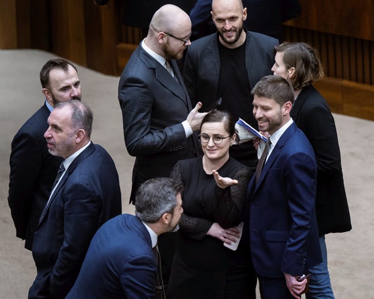 Opoziční poslanci z Progresívneho Slovenska (PS) zľava Štefan Kišš, Ivan Štefunko, Ján Hargaš, Oskar Dvořák, Zuzana Mesterová, Michal Truban, Michal Šimečka a Lucia Plaváková v NR SR. Foto: Jakub Kotian/TASR