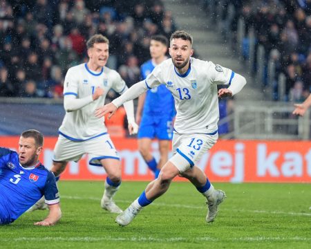 Kreshnik Hajrizi z Kosova oslavuje strelenie štvrtého gólu svojho tímu. Foto: Christian Hofer - UEFA/Getty Images