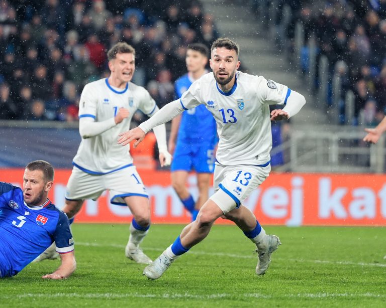 Kreshnik Hajrizi z Kosova oslavuje strelenie štvrtého gólu svojho tímu. Foto: Christian Hofer - UEFA/Getty Images
