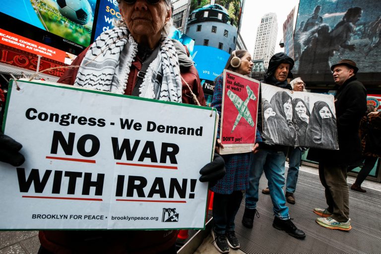 USA rokujú samy so sebou, vysmieva sa Irán