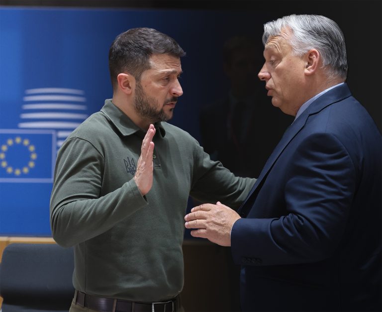 Ukrajinský prezident Volodymyr Zelenskyj a maďarský premiér Viktor Orbán. Foto: Olivier HOSLET / POOL / AFP / Profimedia