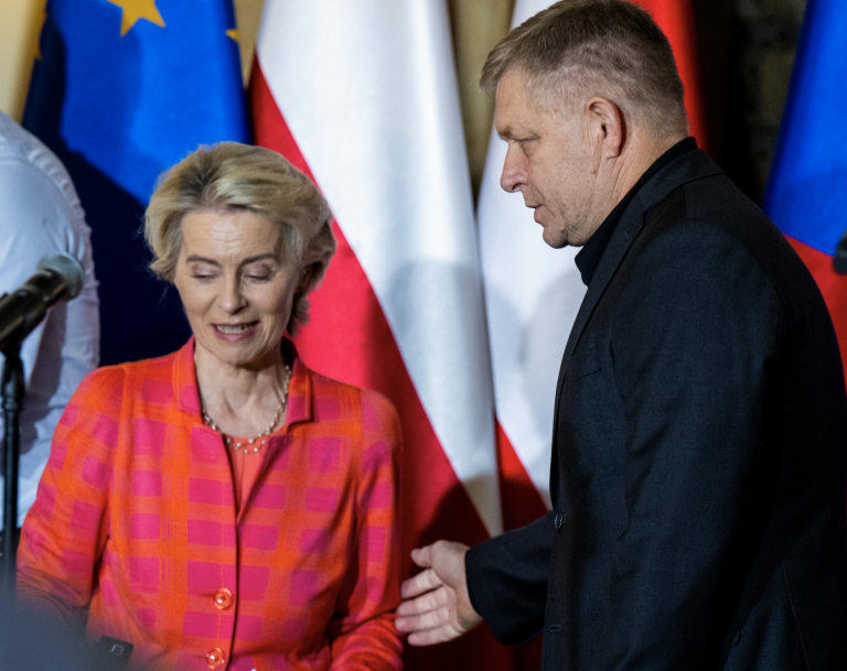 Fico chce rokovať s Leyenovou o rope z Družby