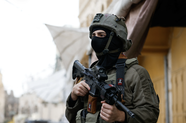 Izrael ráta s týždňami bojov proti Iránu, pozemné sily nepošle