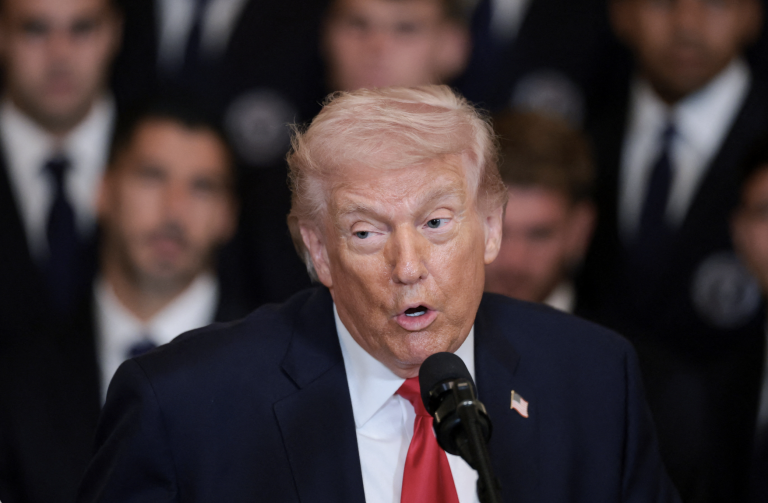 Trump vyzýva vlády, aby zabezpečili prechod cez Hormuz