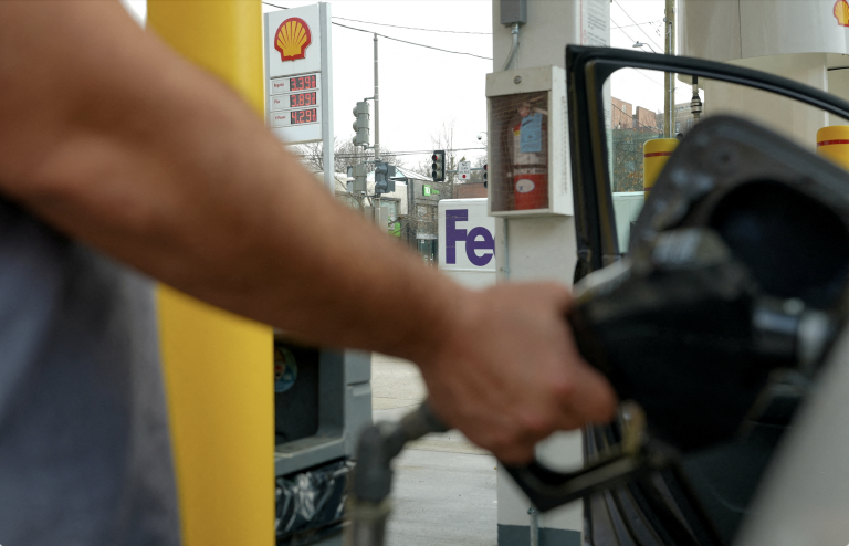 USA na drahej rope zarobia, tvrdí prezident. Kritici hovoria o cynizme