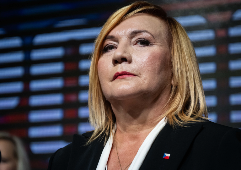 Pavel kritizuje výdavky na obranu, Schillerová hovorí o obmedzeniach