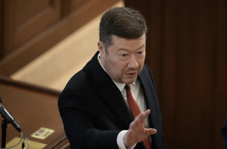 Súd prerušil stíhanie Okamuru pre plagáty s migrantom a Rómami