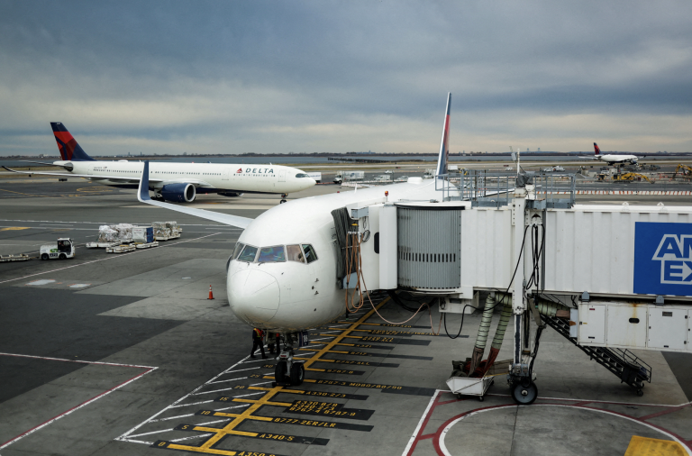 Európske aerolinky tlačia na zmenu pravidiel pre zelené palivá