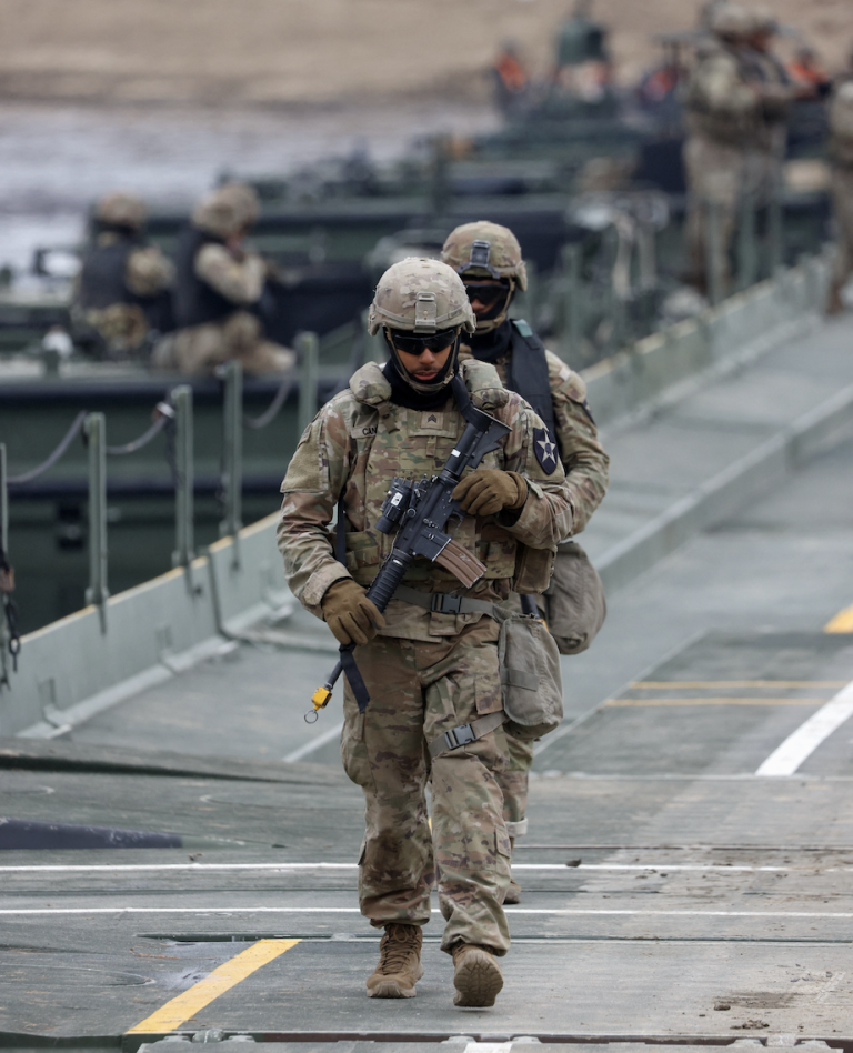 Británia cúvla a povolila USA mieriť na Irán z jej základní