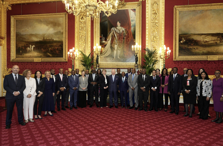 Kráľ Karol čelí kritike, fotil sa pred portrétom otrokárskeho panovníka