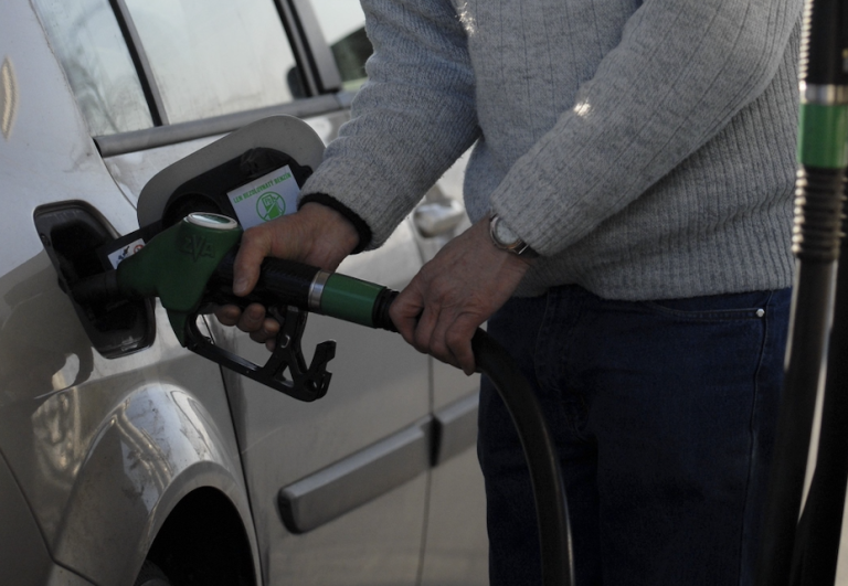 Babiš vyzýva firmy znížiť ceny palív, nevylúčil reguláciu marží