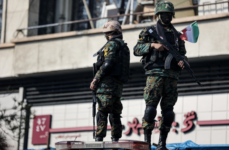 Iránske útoky ničia základne, americkí vojaci pracujú z hotelov