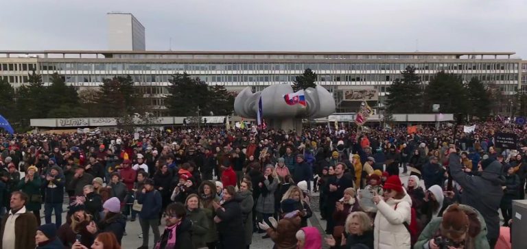 Pochod kultúrnej obce proti Šimkovičovej. Tá tvrdí, že protestujúcich zvážajú