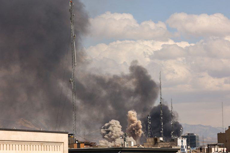 Teherán hlási čierny dážď po útokoch na ropné zariadenia