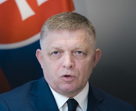 Fico avizuje pokračovanie dvojitých cien nafty. Limity by však mali byť vyššie