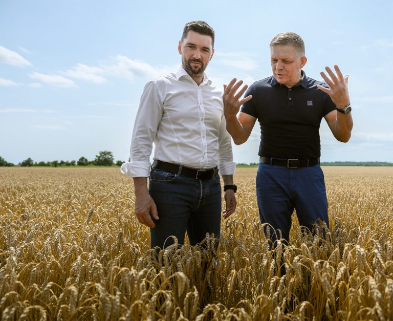 Vľavo v popredí Richard Takáč a Robert Fico. Foto: Jaroslav Novák/TASR