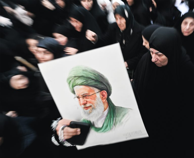 Ľudia držia fotografiu bývalého najvyššieho vodcu Iránu Ajatolláha Alího Chameneího a plačú. Foto: Fadel Itani/NurPhoto via Getty Images