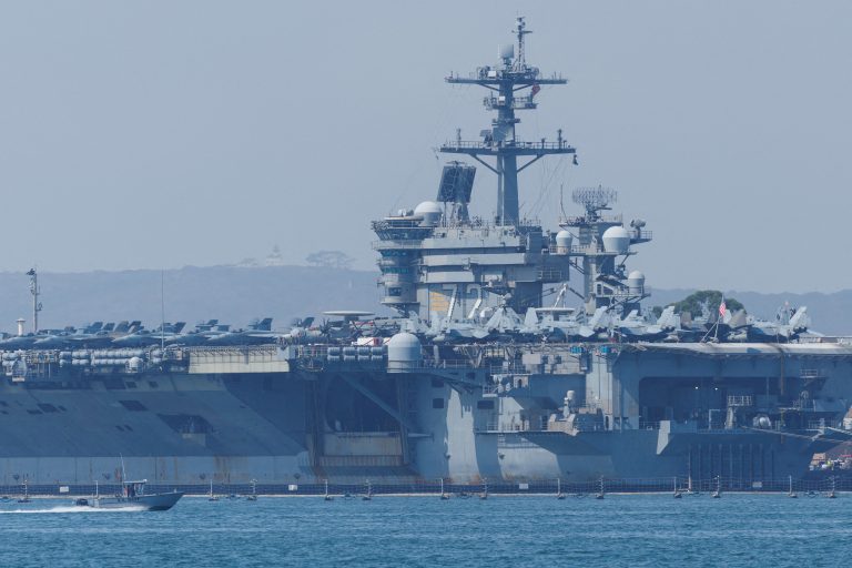 Irán tvrdí, že zasiahol lietadlovú loď USS Abraham Lincoln. USA to popreli