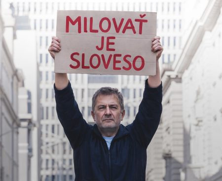 „Už k sebe nič necítime.“ No milovať je sloveso