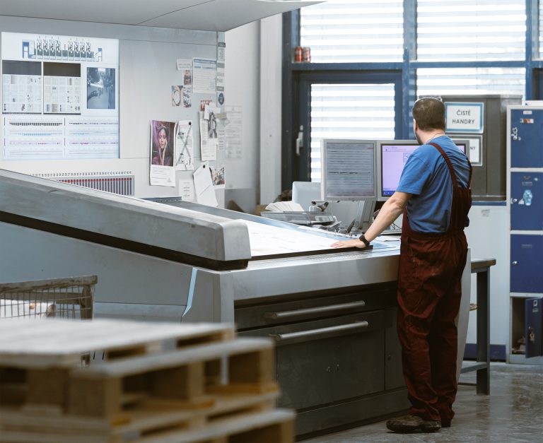 Zamestnanec pracuje vo výrobných priestoroch polygrafickej spoločnosti Neografia, a. s., v Martine. Foto: Daniel Stehlík/TASR 