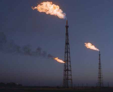 Ropa ako zbraň. Irán tlačí na Západ cez svetovú ekonomiku