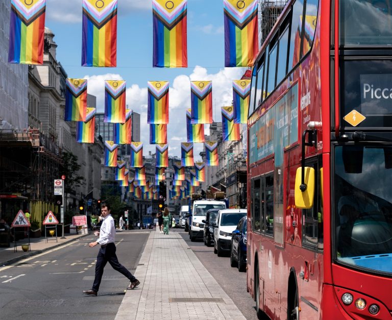 Vlajky nad Regent Street pred pochodom Pride v Londýne. Foto: Mike Kemp/In Pictures via Getty 