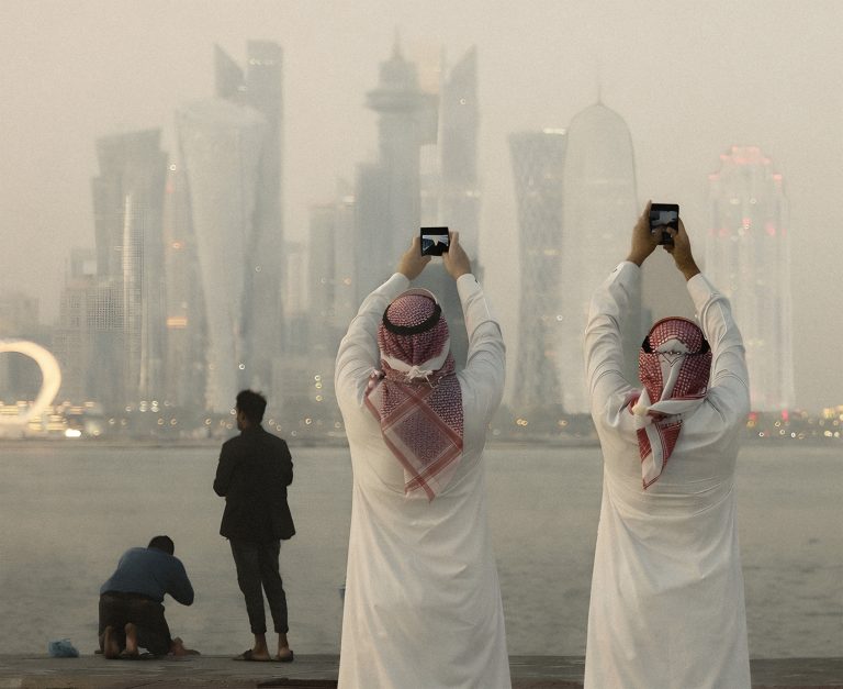 Katarské úrady zatkli viac ako 300 ľudí za zdieľanie záberov a toho, čo označili za „zavádzajúce informácie“ počas dní iránskych útokov. Foto: Lintao Zhang/Getty Images/AI