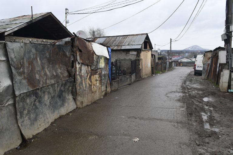 Pri zásahu napadli policajtov a žandárov, jeden je hospitalizovaný