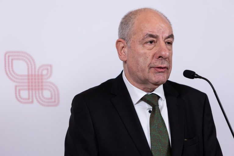 Magyar vyzval prezidenta, aby odstúpil