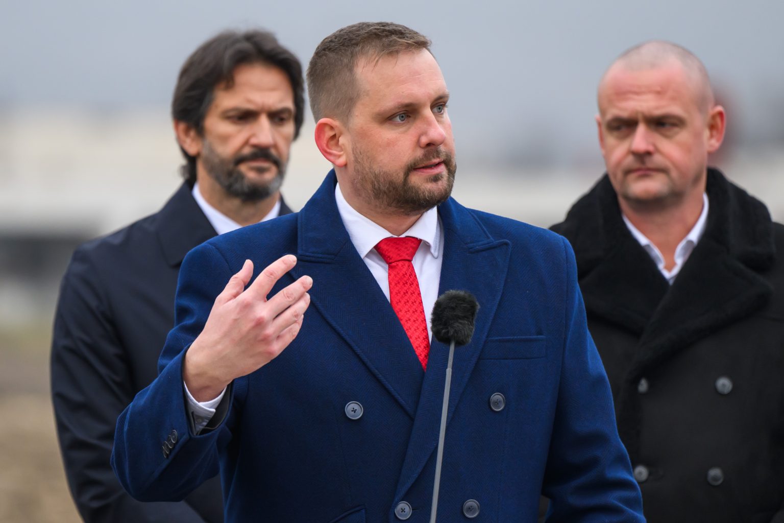 Zľava vzadu Robert Kaliňák (Smer), Kamil Šaško (Hlas) a riaditeľ Univerzitnej nemocnice Bratislava Alexander Mayer. Foto: Jaroslav Novák/TASR