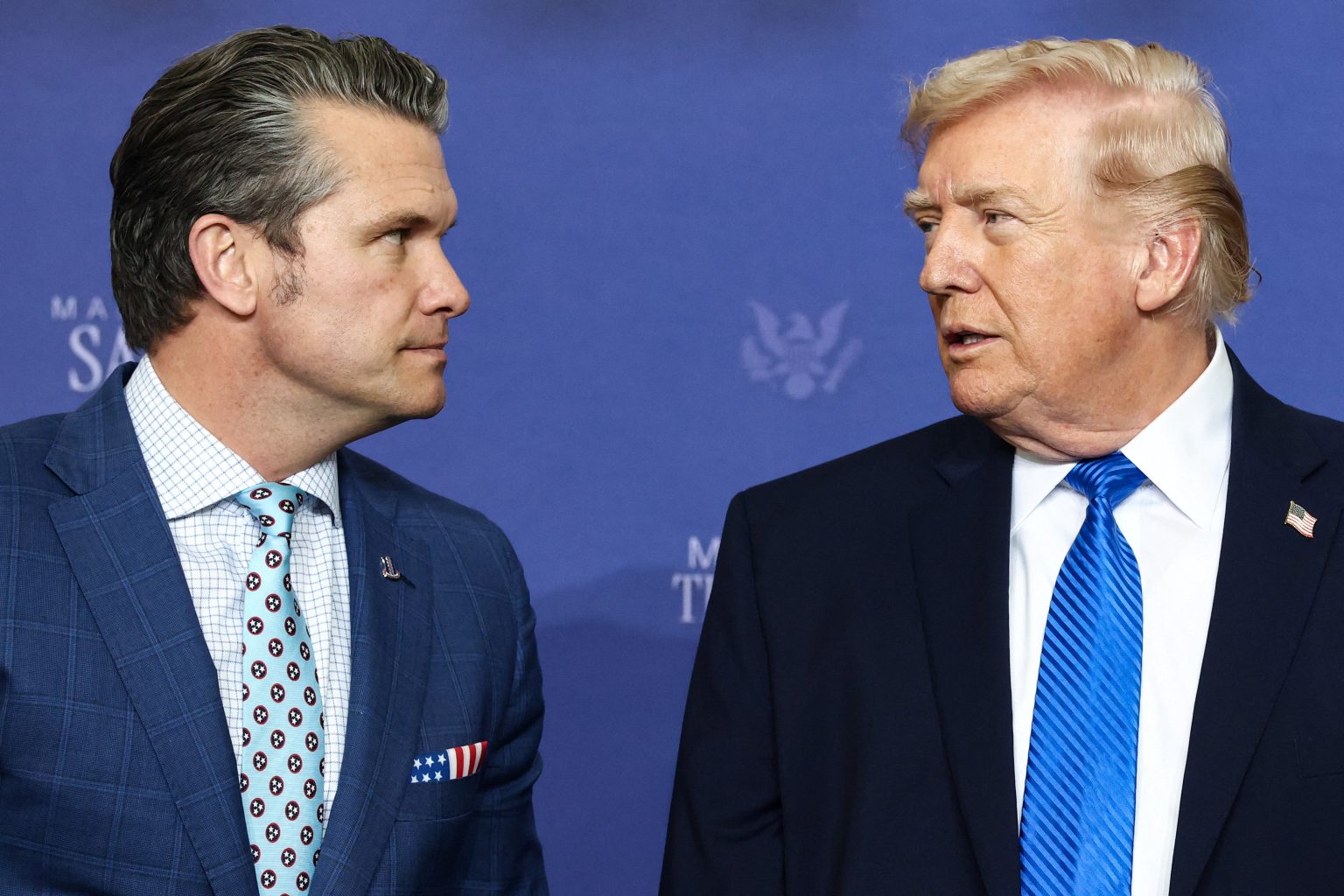 Pete Hegseth a Donald Trump. Foto: Kevin Lamarque/Reuters