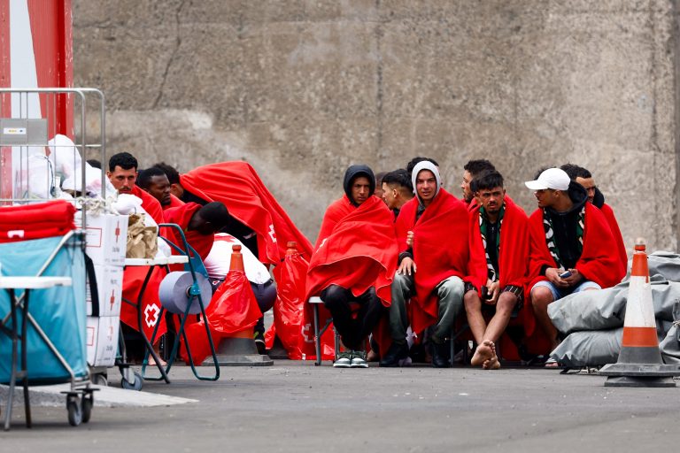 UK Pledges £660m to France to Halt Channel Crossings