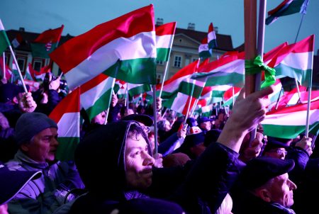 Intímnosti, uniknuté hovory a očití svedkovia. Boj o maďarského voliča dosiahol vrchol