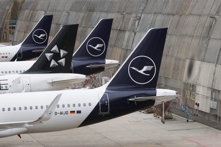 Európe dochádza letecké palivo, Lufthansa odstavuje 27 lietadiel