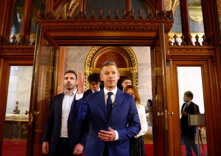 Tisza Pétera Magyara má po konečnom sčítaní 141 kresiel