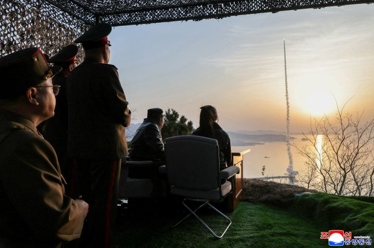 Kim otestoval rakety s kazetovými hlavicami