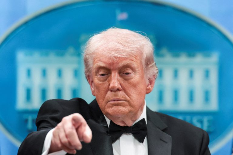 Ak chce Irán rokovať, môže nám zavolať, povedal Trump